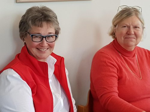 Ilona Zappe und Gaby Young, Vorstand der AG 60+ in Geestland