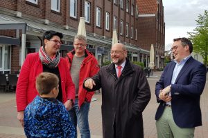 V. l.: Katja Brößling, Thomas Fahse, Martin Schulz, Tiemo Wölken und ein Jungwähler)